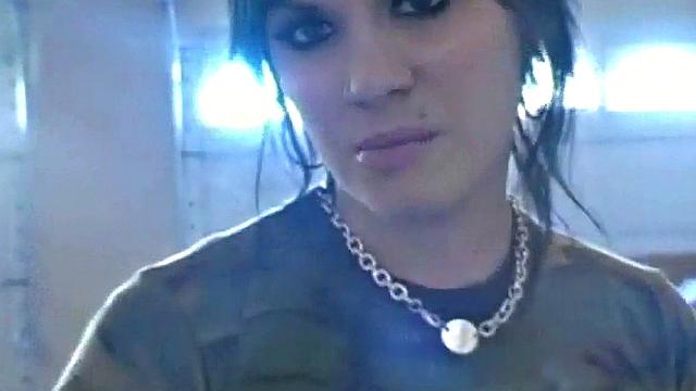 анди скрытно курит и соблазняет в туалете