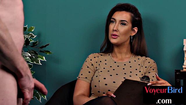 Пышногрудая красотка в чулках дразнит дрочеру подглядывающего - и кончает как чемпионка, пока тот таращится как школьник на контрольной.