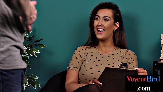 Пышногрудая красотка в чулках дразнит дрочеру подглядывающего - и кончает как чемпионка, пока тот таращится как школьник на контрольной.