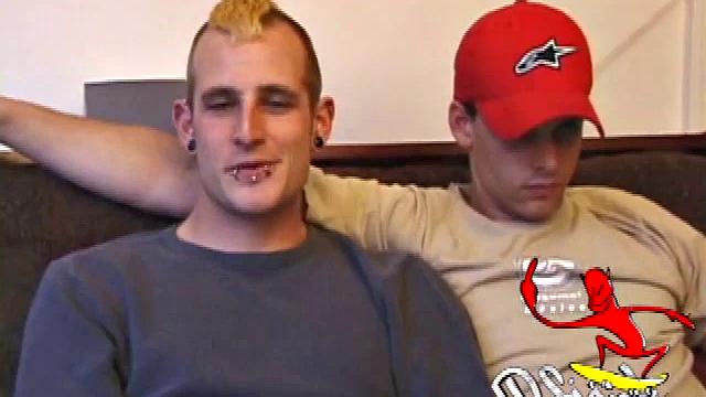 Калвин Райли после катания на скейте получает мощный отсос от Торка и не может остановиться