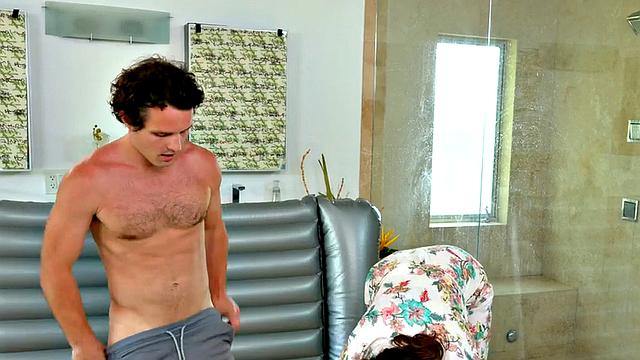 Горячая зрелая с шикарной жопой отсасывает и получает мощный трах в душе