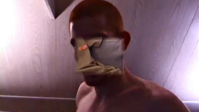 Тристиан дрочит свой толстый член и заливает спермой камеру