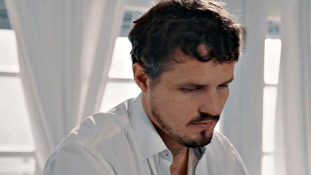 Big booty babe riding masseur's cock after deepthroat