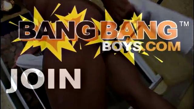 мускулистый латинец играет игрушками и большим членом