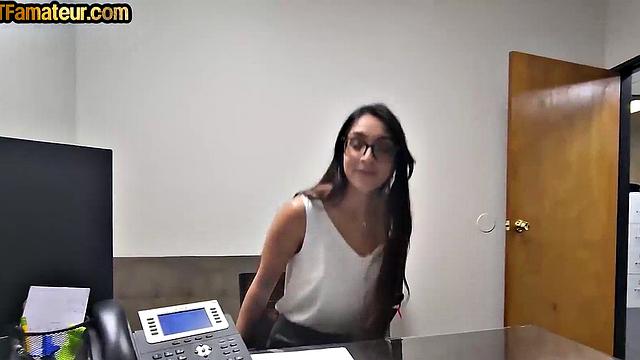 Amature secretary cockriding boss in passionate 3some