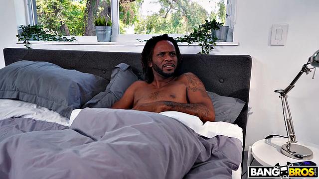 Мена Карлайл предлагает анальный секс за помощь с тестом Джей Бангхеру.