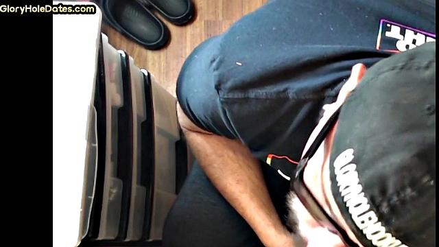 Gloryhole POV DILF sucks in closeup homemade BJ scene