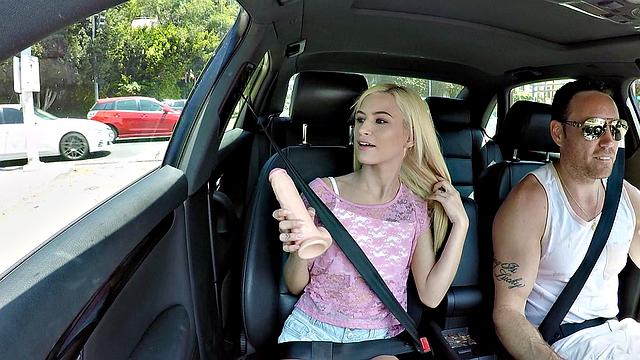 смотри, как блондинка получает по полной от большого члена