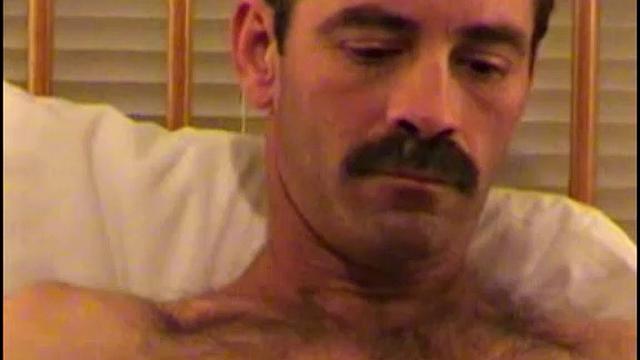 майк дрочит и кончает на камеру