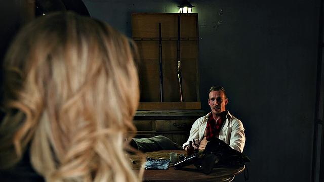 две блондинки в коже лижут и трахаются втроём на природе