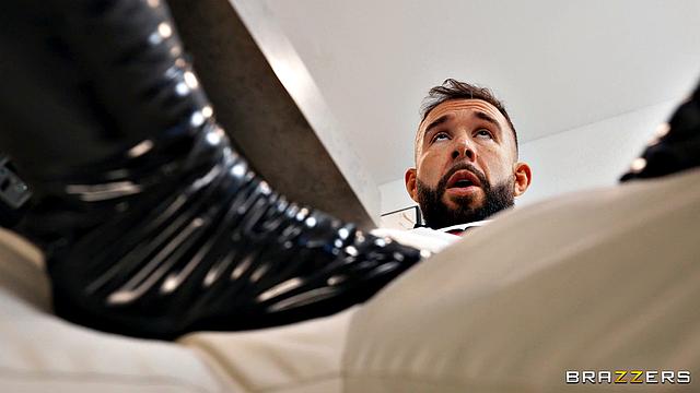 целибат не выдержал латексных ножек и шуточек