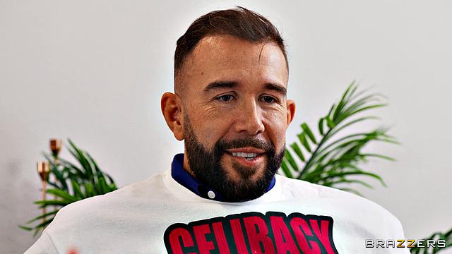 целибат не выдержал латексных ножек и шуточек