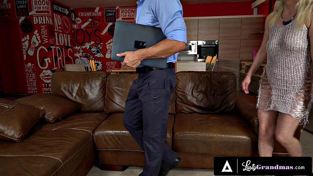 Сосед пожалел, что за солью пришёл - Szandi устроила взрослые развлечения на всю катушку с Mugur'ом.