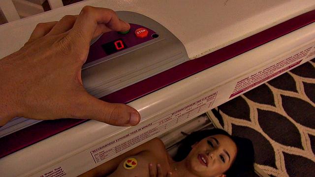 озорной сводный брат трахает горячую сводную сестру