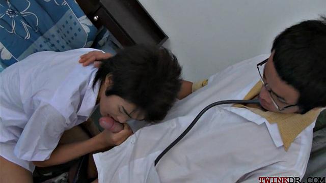 Азиатский доктор устраивает пациенту анальный приём с иронией и перчаткой наготове, гей-весёлуха в халате.