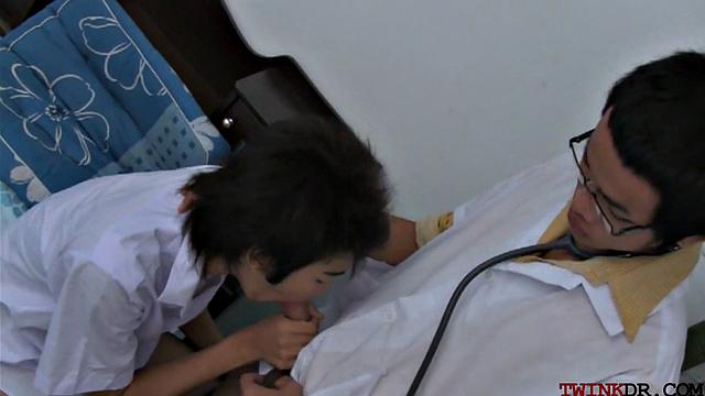 Азиатский доктор устраивает пациенту анальный приём с иронией и перчаткой наготове, гей-весёлуха в халате.