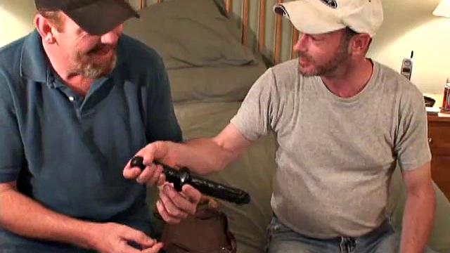 Два зрелых мужика балуются игрушками и дрочат друг другу на камеру