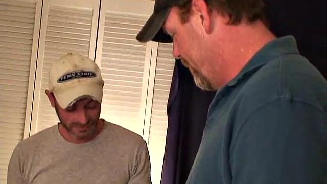 Два зрелых мужика балуются игрушками и дрочат друг другу на камеру