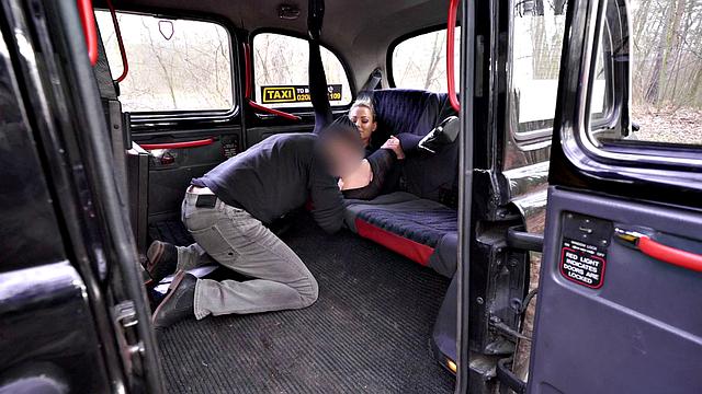 австралийская блондинка собирает на коал, раздвигая ноги в такси