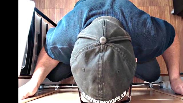 Mature DILF deepthroats gloryhole in amateur duo