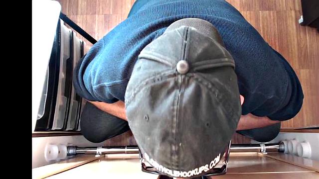 смотри, как зрелый мужик сосёт член в глори-холе