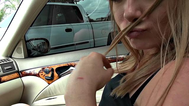 блондинка с тату сосет за деньги и трахается на улице