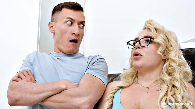 классная блондинка в очках скачет на толстом члене и ловит сперму на попу