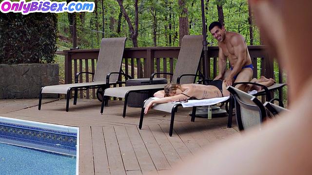 Бисексуалка на природе: собачка, шутки и ничего лишнего