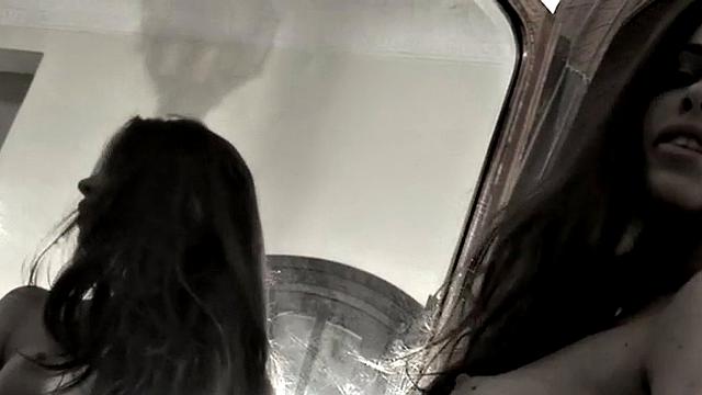 длинноногая нина раздевается в сетчатых чулках