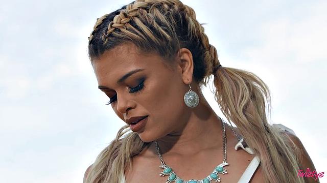 November TOTM - Queen Of The Canyon