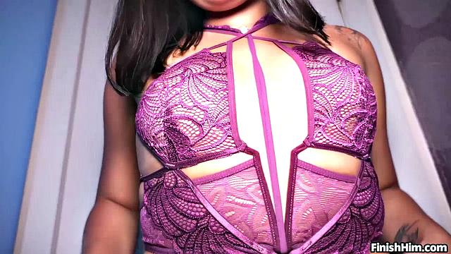 Лина Накамура сосёт член через дырку в стене, кайфует по полной.