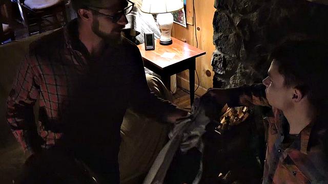 Папаша с парнем устроили жаркую ночь у камина