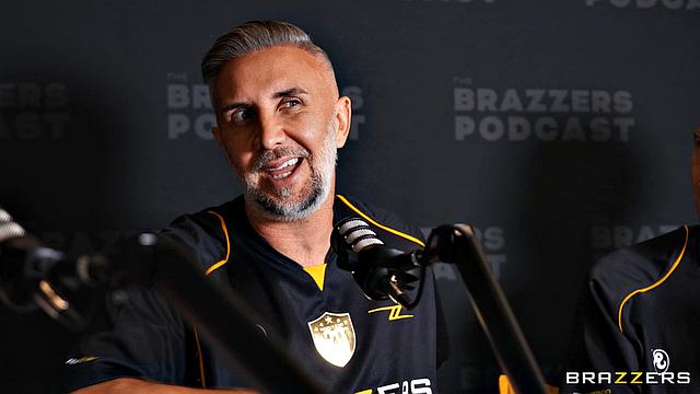 Две рыжие зрелые трахаются с Кеироном Ли и получают сперму на лицо.