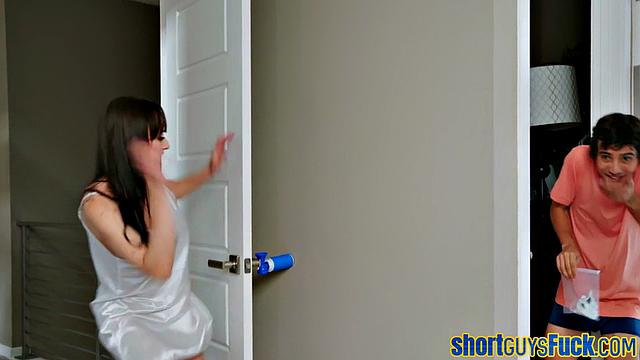 Short guy cockridden by nympho