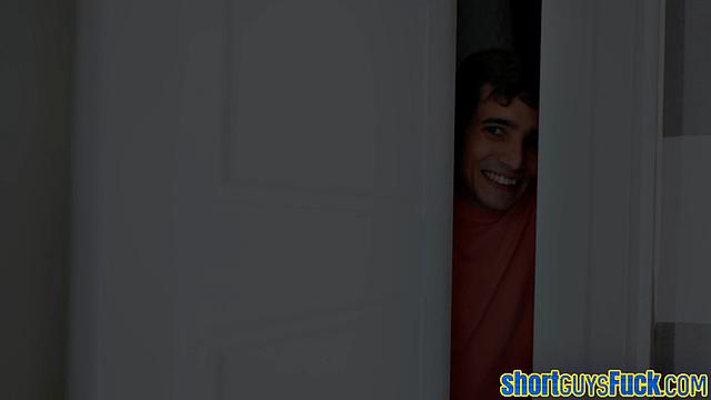 Short guy cockridden by nympho