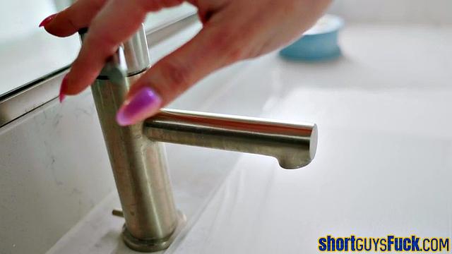 Short guy cockridden by nympho