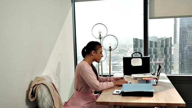 Lesbian secretary fingered before facesitting her boss