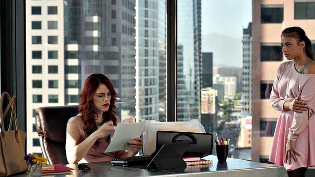 Lesbian secretary fingered before facesitting her boss