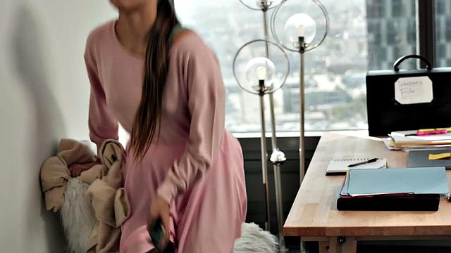 Секретарша с огненной шевелюрой сперва получает пальчиковую разминку, а потом катается на лице начальницы