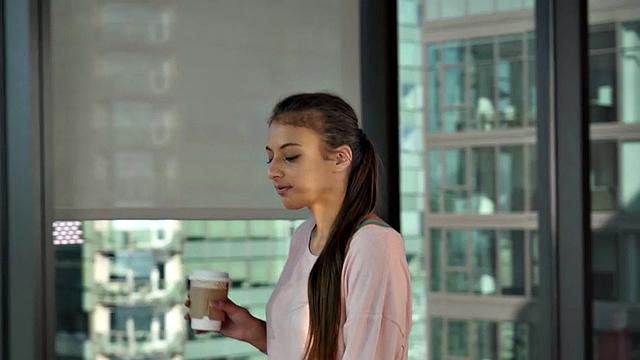 Секретарша с огненной шевелюрой сперва получает пальчиковую разминку, а потом катается на лице начальницы