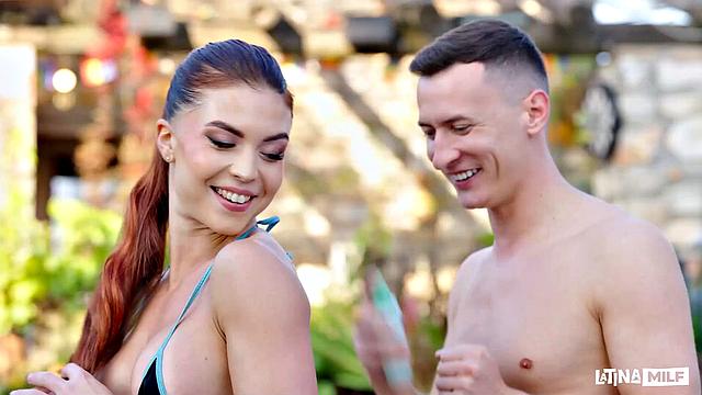 Peach Lollipop в мокром бикини скачет на члене у бассейна, публика снимает на телефон.