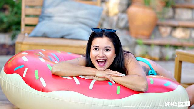 Peach Lollipop в мокром бикини скачет на члене у бассейна, публика снимает на телефон.