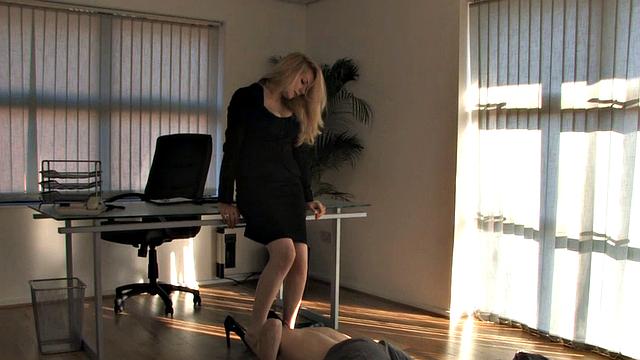 Блондинка на каблуках унижает подчинённого прямо в офисе