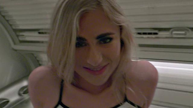 продавать абонемент не вышло-облизывает и трахается лысой киской прямо в зале