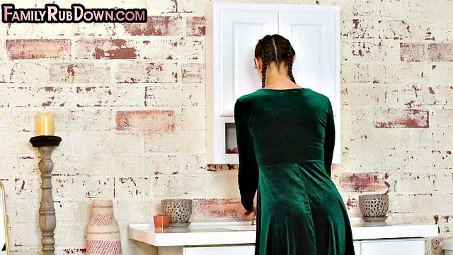 Две страстные сводные сестры трахаются с отчимом в жарком тройничке