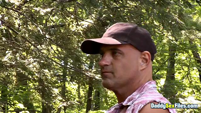 Лижут жопы в лесу - Тай ЛеБуф, Люк Пирсол и Чарли Шей