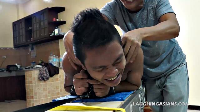 азиатский мачо на гей-раскладке: смех и шикарная задница