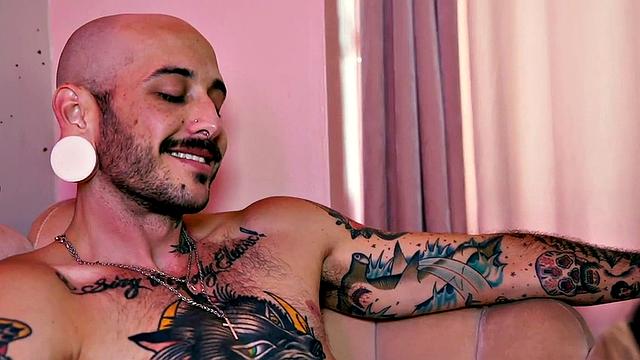 Pussyboi uses strapon to penetrate female's tight pussy