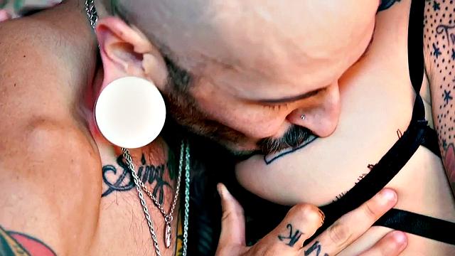 pussyboi трахается со страпоном в её тугую киску