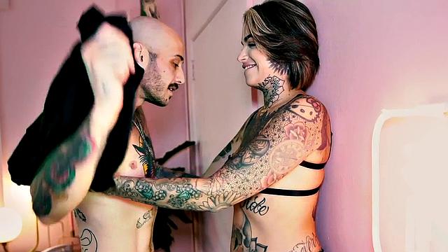 pussyboi трахается со страпоном в её тугую киску